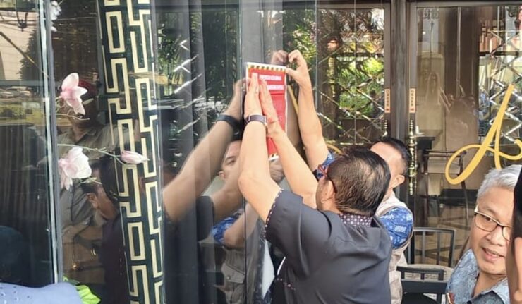 Hotel Mewah Tunggak Pajak dan di stikeri